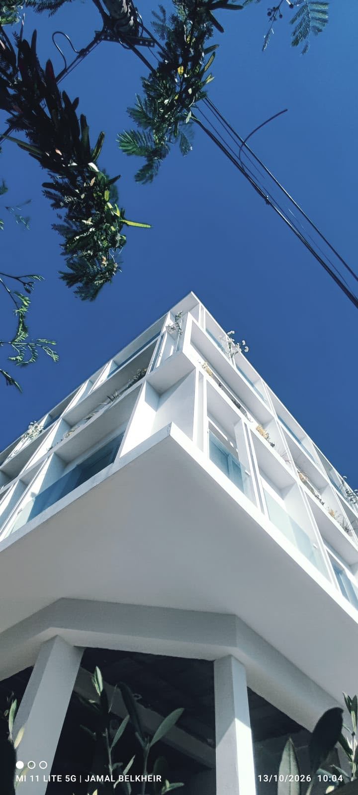 Bâtiment blanc aux lignes anguleuses