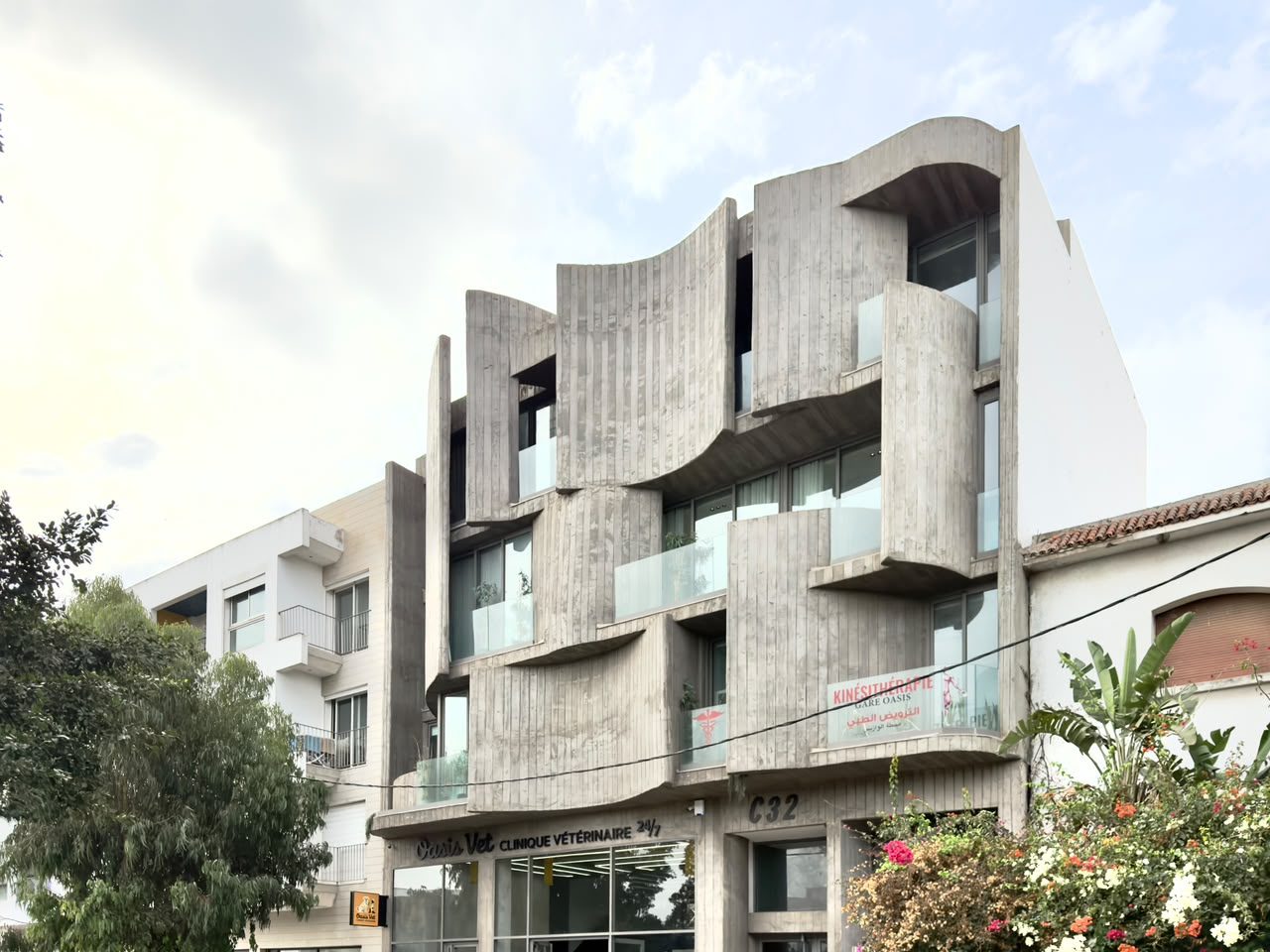 Façades sculpturales en béton brut à courbes verticales
